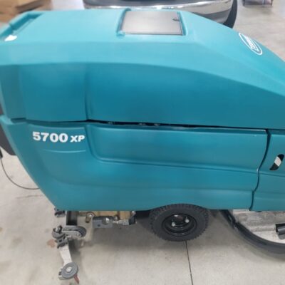 TENNANT 5700XP Floor Scrubber